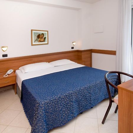 Residence Clipper Giulianova Bagian luar foto